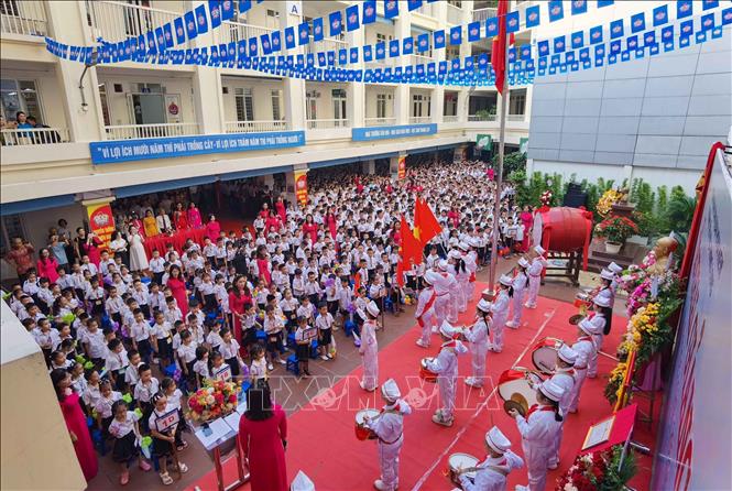 Học sinh Trường Tiểu học Thăng Long (quận Hoàn Kiếm, Hà Nội) nô nức trong ngày Toàn dân đưa trẻ tới trường. Ảnh: Thanh Tùng - TTXVN
