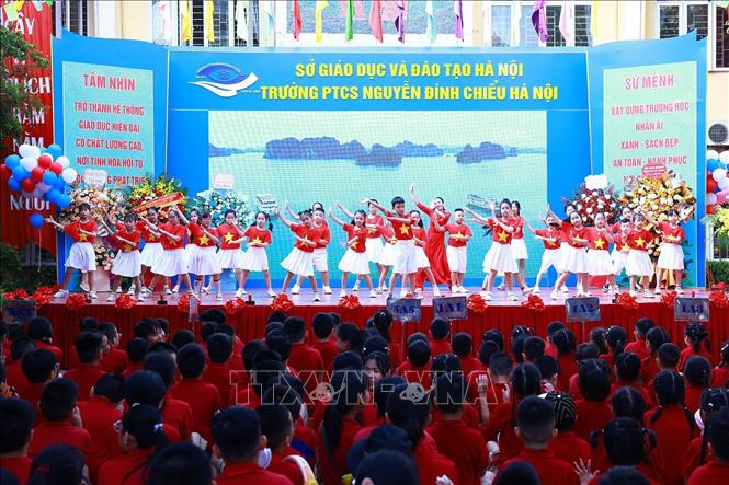 Chương trình văn nghệ của thầy và trò Trường PTCS Nguyễn Đình Chiểu Hà Nội trong lễ khai giảng. Ảnh: Dương Giang-TTXVN