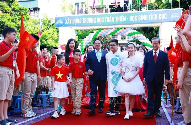 Thủ tướng Phạm Minh Chính đến dự khai giảng tại Trường PTCS Nguyễn Đình Chiểu Hà Nội. Ảnh: Dương Giang-TTXVN