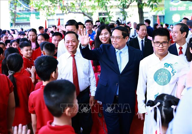 Thủ tướng Phạm Minh Chính đến dự khai giảng tại Trường PTCS Nguyễn Đình Chiểu Hà Nội. Ảnh: Dương Giang-TTXVN