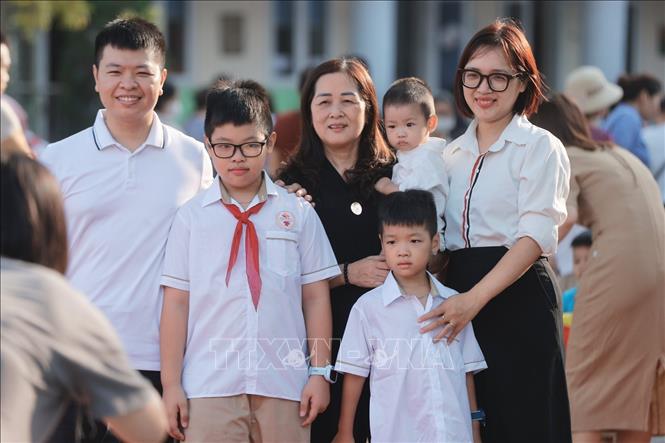 Cùng cả nhà đi khai giảng tại trường tiểu học Gia Quất. Ảnh: Minh Quyết - TTXVN