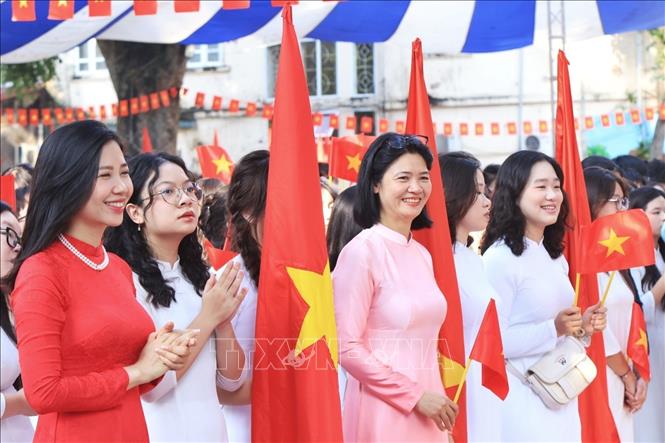 Cô và trò tTrường THPT Việt Đức đón chào học sinh khối 10. Ảnh: Tuấn Anh - TTXVN