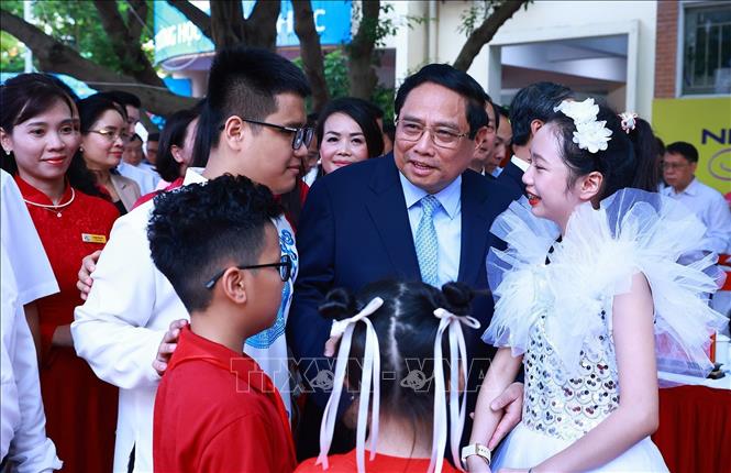 Thủ tướng Phạm Minh Chính với học sinh Trường PTCS Nguyễn Đình Chiểu Hà Nội. Ảnh: Dương Giang-TTXVN