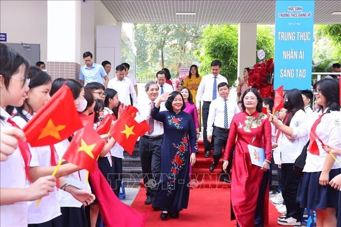 Secretary of the Hanoi Party Committee Bui Thi Minh Hoai attends a ceremony to start a new school year at the Giang Vo secondary school in Hanoi. VNA Photo