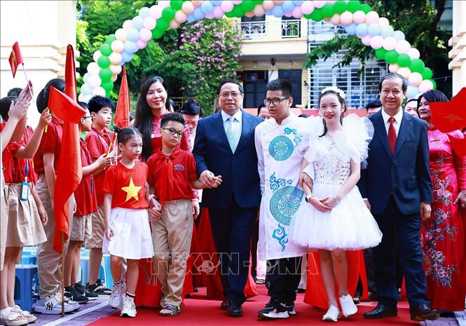 Thủ tướng Phạm Minh Chính với học sinh Trường PTCS Nguyễn Đình Chiểu Hà Nội. Ảnh: Dương Giang-TTXVN

