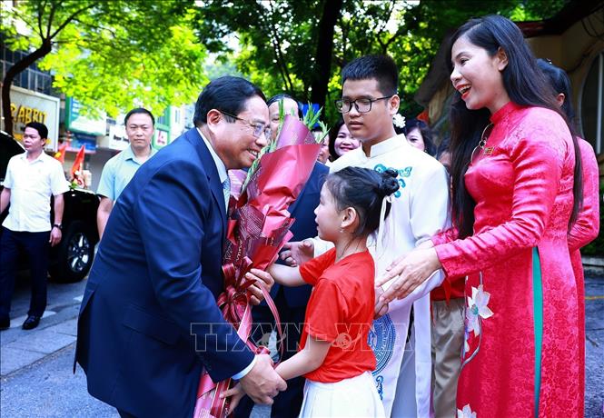 Thủ tướng Phạm Minh Chính với học sinh Trường PTCS Nguyễn Đình Chiểu Hà Nội. Ảnh: Dương Giang-TTXVN
