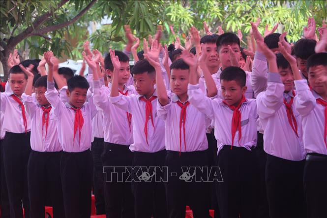 Students of the Le Xuan Dao secondary school in Nghe An province on a ceremony to start a new school year. VNA Photo