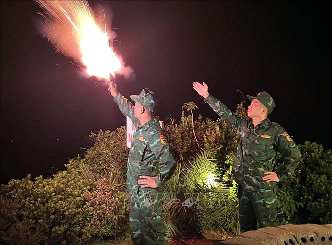 Lưc lượng Bộ đội Biên phòng Cô Tô bắn pháo sáng kêu gọi tàu, thuyền về nơi tránh trú bão an toàn. Ảnh: TTXVN phát