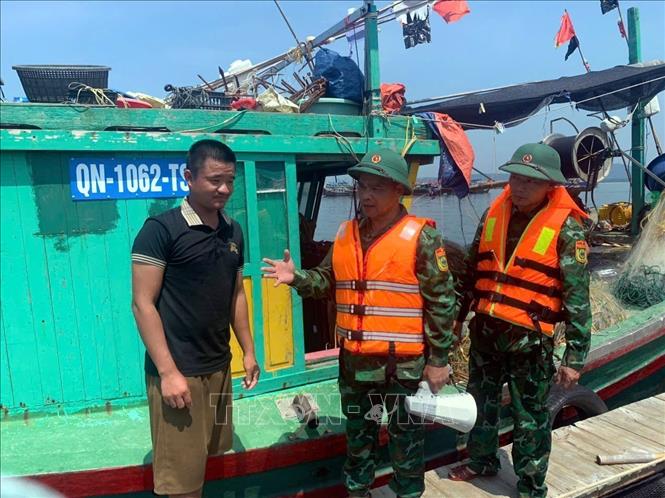 Lưc lượng Bộ đội Biên phòng Cô Tô kêu gọi ngư dân về nơi tránh trú bão an toàn. Ảnh: TTXVN phát