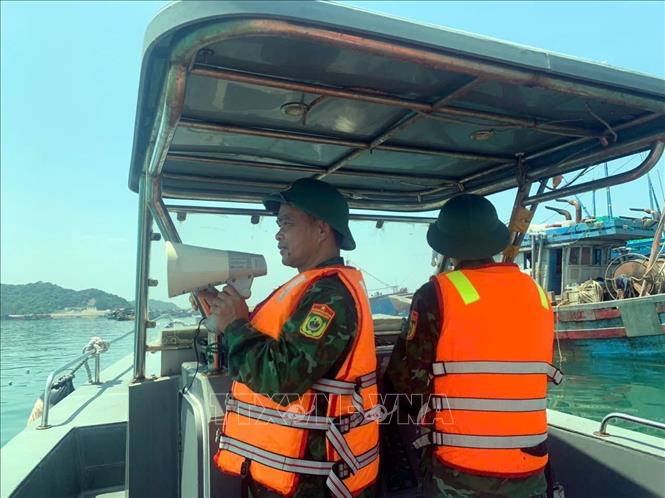 Lưc lượng Bộ đội Biên phòng Cô Tô kêu gọi các tàu, thuyền về nơi tránh trú bão. Ảnh: TTXVN phát