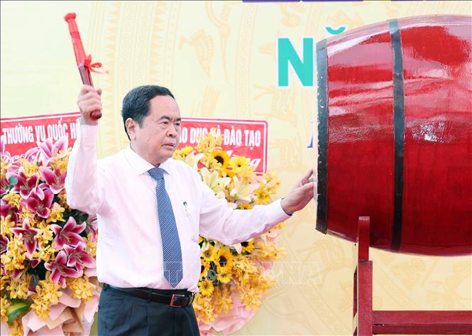 Chủ tịch Quốc hội Trần Thanh Mẫn đánh trống khai giảng. Ảnh: Thống Nhất - TTXVN