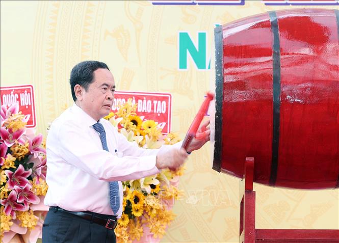 Chủ tịch Quốc hội Trần Thanh Mẫn đánh trống khai giảng. Ảnh: Thống Nhất - TTXVN