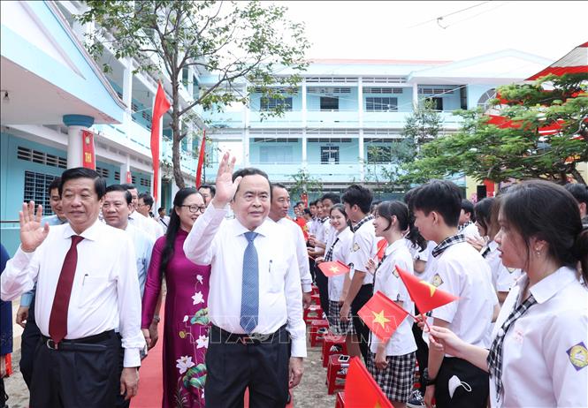 Chủ tịch Quốc hội Trần Thanh Mẫn đến dự Lễ khai giảng năm học 2024-2025 tại Trường THPT Phạm Hùng, huyện Long Hồ. Ảnh: Thống Nhất - TTXVN