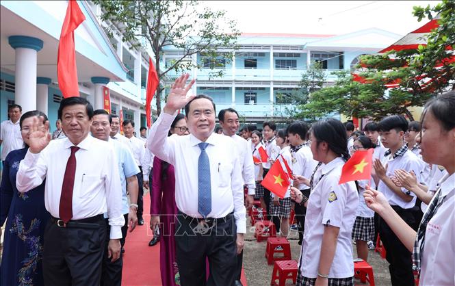 Chủ tịch Quốc hội Trần Thanh Mẫn đến dự Lễ khai giảng năm học 2024-2025 tại Trường THPT Phạm Hùng, huyện Long Hồ. Ảnh: Thống Nhất - TTXVN