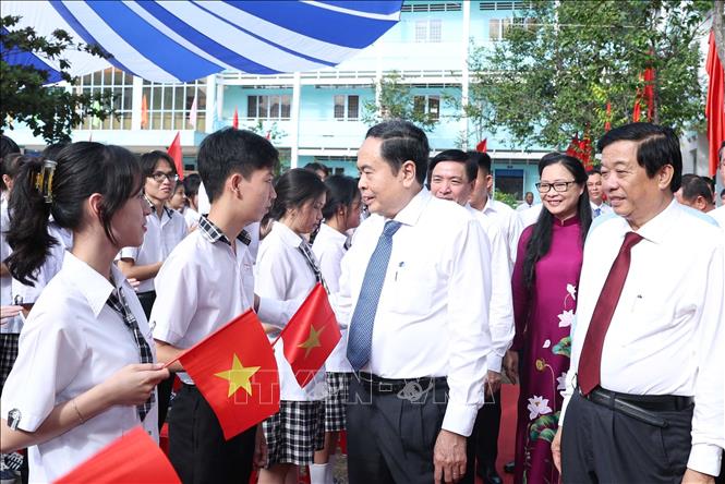Chủ tịch Quốc hội Trần Thanh Mẫn nói chuyện thân mật với học sinh Trường THPT Phạm Hùng. Ảnh: Thống Nhất - TTXVN