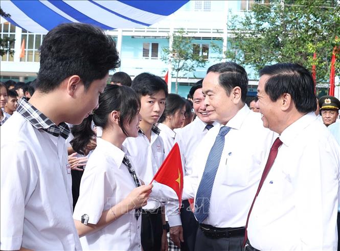 Chủ tịch Quốc hội Trần Thanh Mẫn nói chuyện thân mật với học sinh Trường THPT Phạm Hùng. Ảnh: Thống Nhất - TTXVN