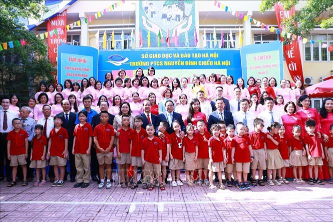 Thủ tướng Phạm Minh Chính với giáo viên, học sinh Trường PTCS Nguyễn Đình Chiểu, Hà Nội. Ảnh: Dương Giang-TTXVN
