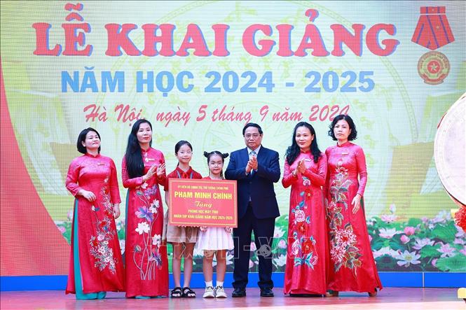 Thủ tướng Phạm Minh Chính trao tặng phòng học máy tính cho học sinh Trường PTCS Nguyễn Đình Chiểu Hà Nội. Ảnh: Dương Giang-TTXVN