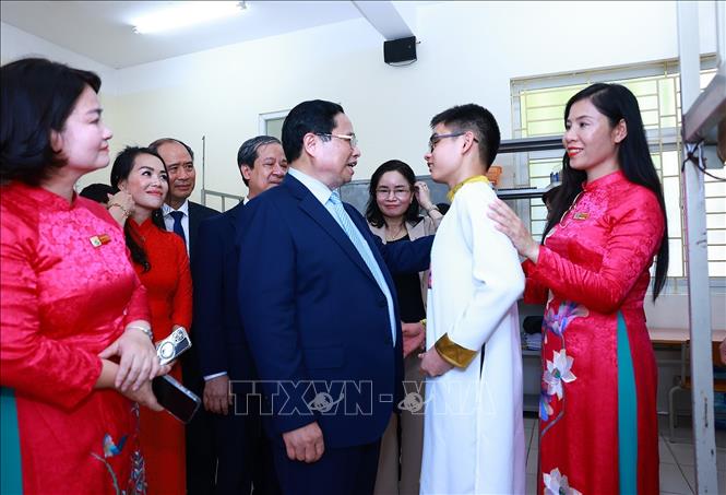 Thủ tướng Phạm Minh Chính động viên học sinh khiếm thị đang học tại Trường Phổ thông cơ sở Nguyễn Đình Chiểu. Ảnh: Dương Giang-TTXVN