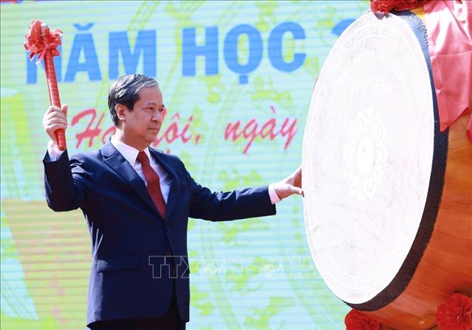 Bộ trưởng Bộ Giáo dục và Đào tạo Nguyễn Kim Sơn đánh trống khai giảng năm học 2024-2025. Ảnh: Dương Giang-TTXVN