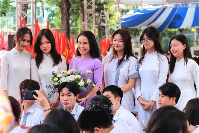Niềm vui của cô và trò trường THPT Chuyên Hà Nội - Amsterdam trong ngày khai giảng. Ảnh: Hoàng Hiếu - TTXVN