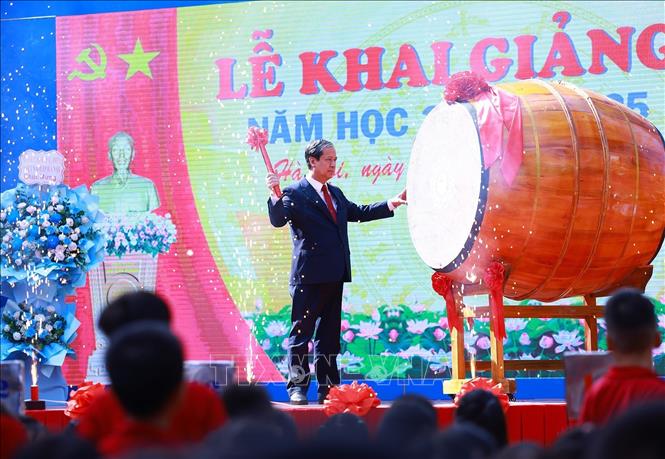Bộ trưởng Bộ Giáo dục và Đào tạo Nguyễn Kim Sơn đánh trống khai giảng năm học 2024-2025 tại Trường Phổ thông cơ sở Nguyễn Đình Chiểu. Ảnh: Dương Giang-TTXVN