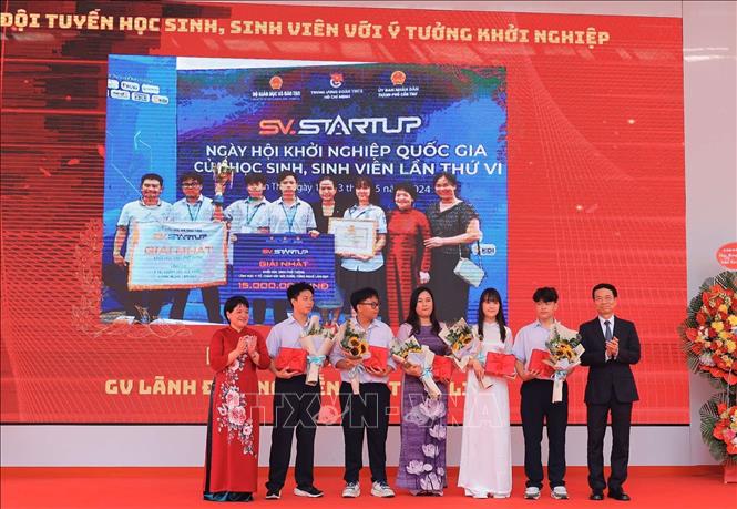 Bộ trưởng Bộ Thông tin và Truyền thông Nguyễn Mạnh Hùng và Hiệu trưởng trường THPT Chuyên Hà Nội - Amsterdam Trần Thùy Dương tặng quà cho giáo viên và học sinh đoạt thành tích ý tưởng khởi nghiệp. Ảnh: Hoàng Hiếu - TTXVN