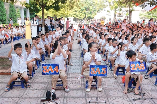 Học sinh trường tiểu học Gia Quất (Long Biên) đến khai giảng năm học mới 2024 - 2025. Ảnh: Minh Quyết - TTXVN