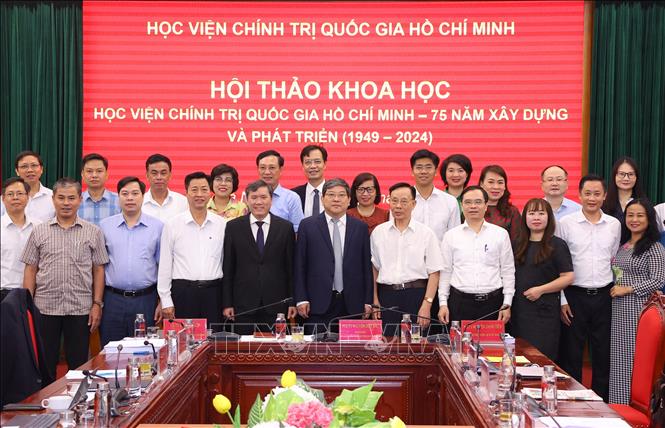 Các đại biểu dự hội thảo chụp ảnh chung. Ảnh: Văn Điệp – TTXVN