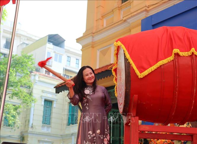 Nhà giáo Ưu tú Nguyễn Thị Thu Hà, Hiệu trưởng trường THCS Trưng Vương (quận Hoàn Kiếm) đánh trống khai giảng năm học mới. Ảnh: Thanh Tùng -  TTXVN