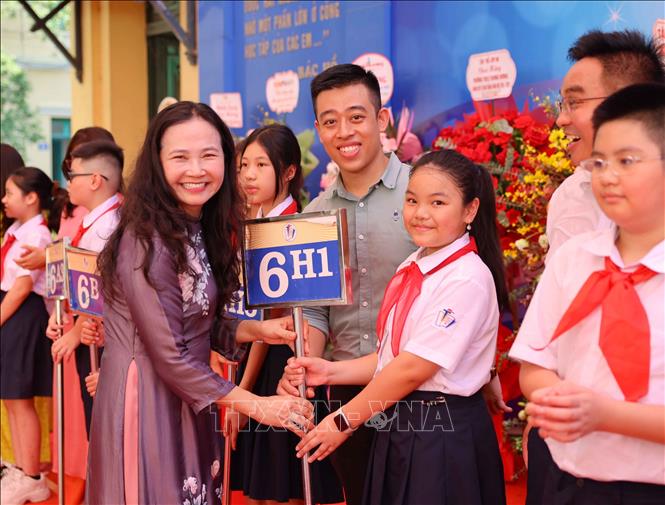 Nhà giáo Ưu tú Nguyễn Thị Thu Hà, Hiệu trưởng trường THCS Trưng Vương (quận Hoàn Kiếm) chào đón học sinh lớp 6 trong lễ khai giảng năm học 2024 - 2025. Ảnh: Thanh Tùng -  TTXVN