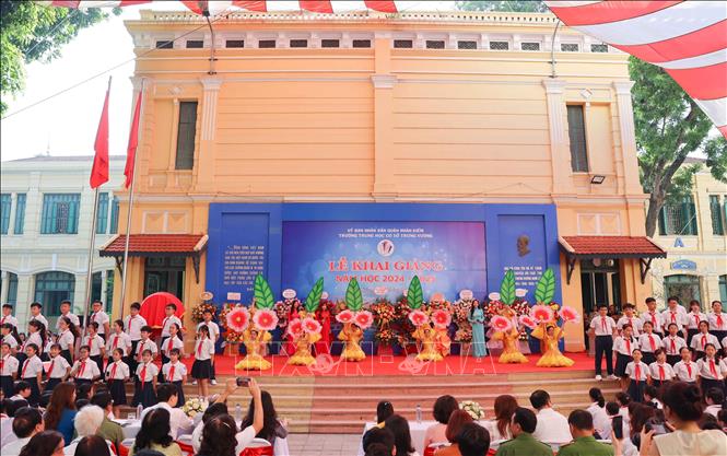 Tiết mục văn nghệ chào mừng của giáo viên, học sinh trường THCS Trưng Vương (quận Hoàn Kiếm). Ảnh: Thanh Tùng -  TTXVN 