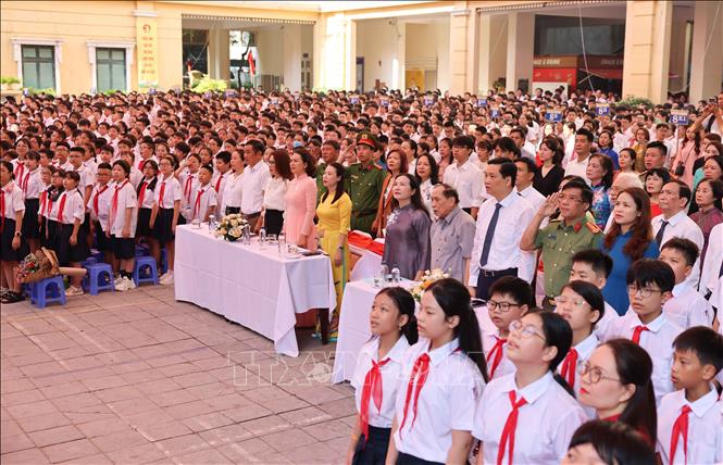 Không khí trang nghiêm trong lễ chào cờ, hát quốc tại trường THCS Trưng Vương (quận Hoàn Kiếm). Ảnh: Thanh Tùng -  TTXVN