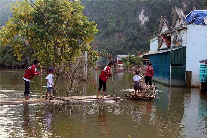 Học sinh tại bản Phiêng Nghè, xã Chiềng Đen, thành phố Sơn La (Sơn La) phải di chuyển bằng bè tre đến dự Lễ khai giảng năm học mới 2024 - 2025. Ảnh: Quang Quyết - TTXVN