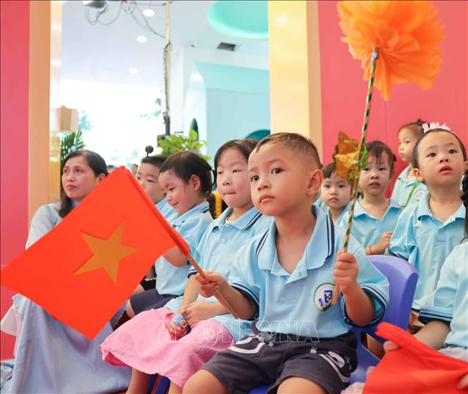 Các bé trường mầm non Bà Triệu (Hoàn Kiếm, Hà Nội) hào hứng trong ngày khai giảng năm học mới. Ảnh: Thanh Tùng - TTXVN