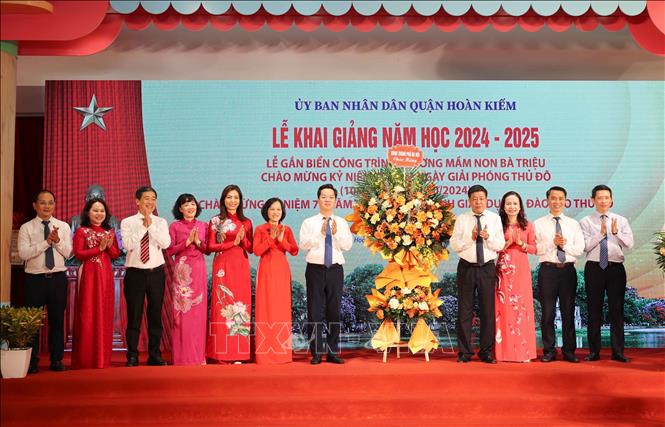 Lãnh đạo UBND thành phố Hà Nội tặng hoa chúc mừng trường mầm non Bà Triệu (Hoàn Kiếm, Hà Nội) nhân ngày khai giảng năm học mới. Ảnh: Thanh Tùng - TTXVN