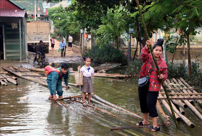 Học sinh bản Phiêng Nghè, xã Chiềng Đen, thành phố Sơn La (Sơn La) được phụ huynh chở bằng bè tre để dự Lễ khai giảng năm học mới 2024 - 2025. Ảnh: Quang Quyết - TTXVN