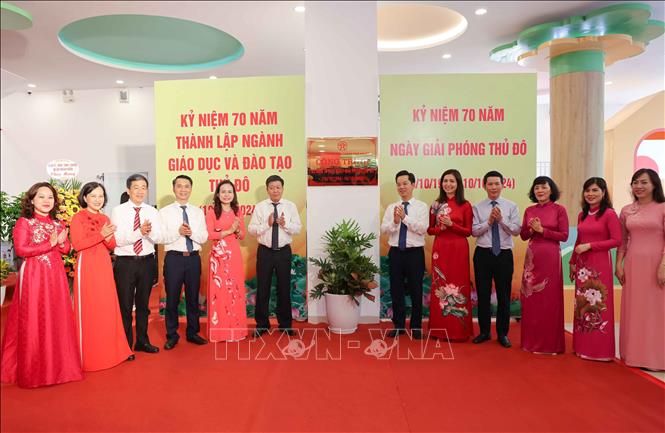 Đại biểu thực hiện nghi thức gắn biển công trình kỷ niệm 70 năm Giải phóng Thủ đô. Ảnh: Thanh Tùng - TTXVN