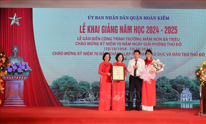 Phó Chủ tịch UBND thành phố Hà Nội Dương Đức Tuấn trao Bằng công nhận công trình chào mừng Kỷ niệm 70 năm Giải phóng Thủ đô. Ảnh: Thanh Tùng - TTXVN