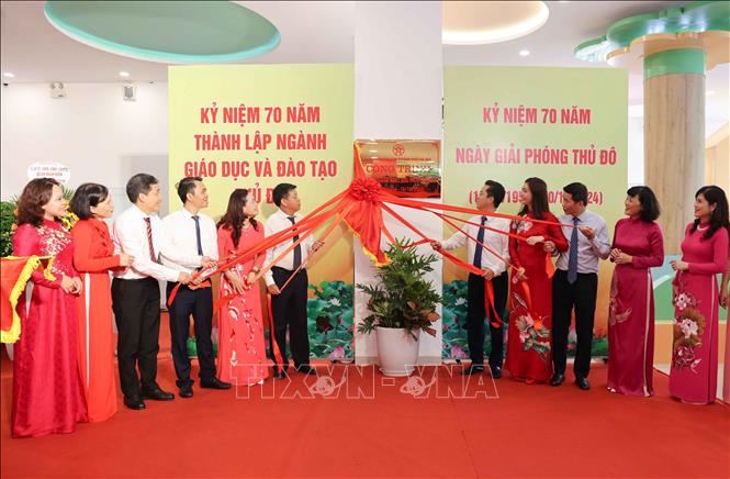 Đại biểu thực hiện nghi thức gắn biển công trình kỷ niệm 70 năm Giải phóng Thủ đô. Ảnh: Thanh Tùng - TTXVN