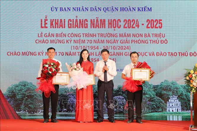 Phó Chủ tịch UBND thành phố Hà Nội Dương Đức Tuấn trao Bằng khen của Chủ tịch UBND thành phố Hà Nội cho các tập thể, cá nhân có thành tích trong công tác xây dựng công trình chào mừng Kỷ niệm 70 năm Giải phóng Thủ đô. Ảnh: Thanh Tùng - TTXVN