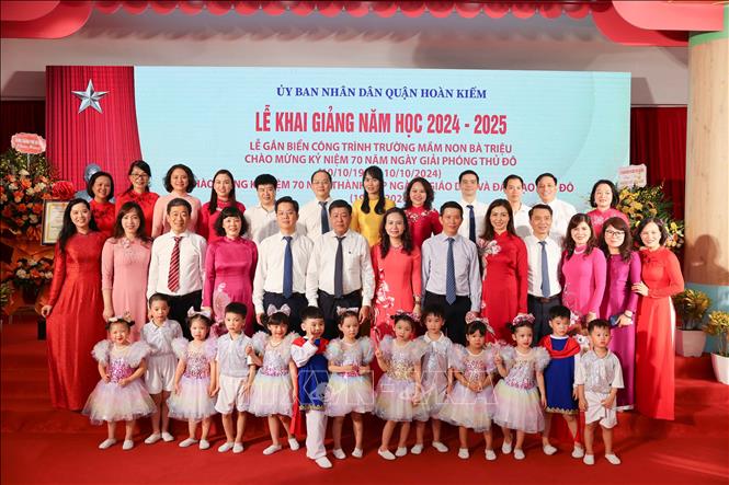 Lãnh đạo Thành phố, Sở Giáo dục và lãnh đạo quận Hoàn Kiếm chụp ảnh lưu niệm cùng cô và các bé Trường mầm non Bà Triệu. Ảnh: Thanh Tùng - TTXVN