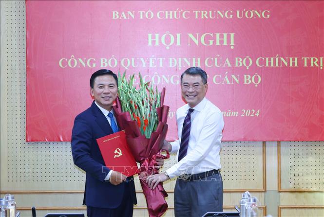Đồng chí Lê Minh Hưng, Uỷ viên Bộ Chính trị, Bí thư Trung ương Đảng, Trưởng Ban Tổ chức Trung ương trao Quyết định của Bộ Chính trị điều động, phân công đồng chí Đỗ Trọng Hưng giữ chức Phó Trưởng Ban Tổ chức Trung ương. Ảnh: Phương Hoa - TTXVN