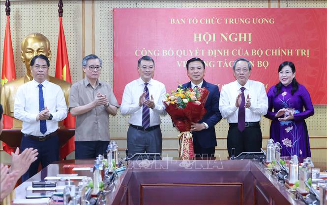 Các đồng chí lãnh đạo Ban Tổ chức Trung ương tặng hoa chúc mừng đồng chí Đỗ Trọng Hưng. Ảnh: Phương Hoa - TTXVN