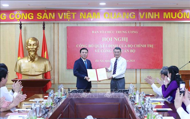 Đồng chí Lê Minh Hưng, Uỷ viên Bộ Chính trị, Bí thư Trung ương Đảng, Trưởng Ban Tổ chức Trung ương trao Quyết định của Bộ Chính trị điều động, phân công đồng chí Đỗ Trọng Hưng giữ chức Phó Trưởng Ban Tổ chức Trung ương. Ảnh: Phương Hoa - TTXVN