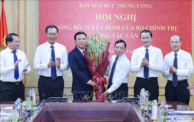 Các đồng chí lãnh đạo chủ chốt tỉnh Thanh Hoá tặng hoa chúc mừng đồng chí Đỗ Trọng Hưng. Ảnh: Phương Hoa - TTXVN