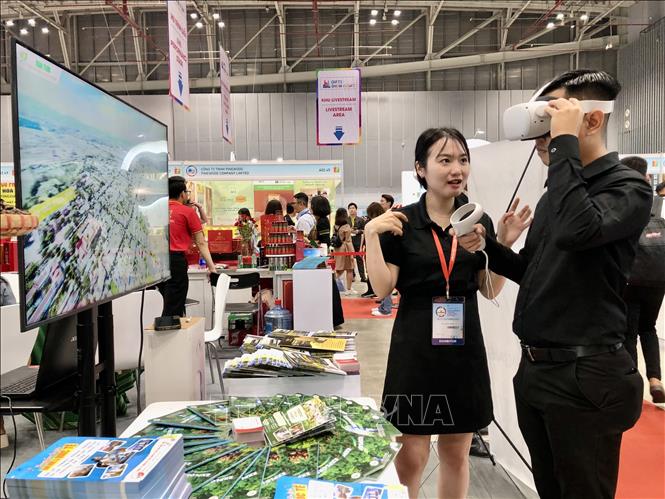 Visitors experience tourist attractions via virtual reality technologies. VNA Photo: Mỹ Phương 