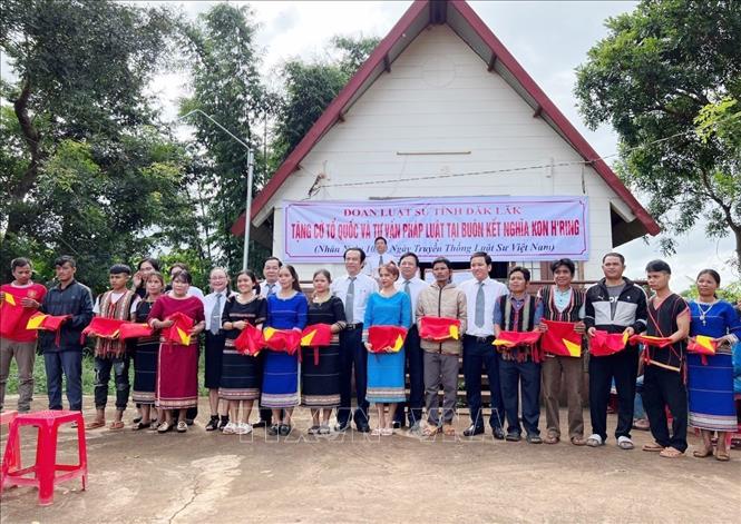 Đoàn Luật sư tỉnh Đắk Lắk tặng cờ Tổ quốc và tư vấn pháp luật tại buôn kết nghĩa Hring, xã Ea H’đing, huyện Cư M’gar. Ảnh: TTXVN phát