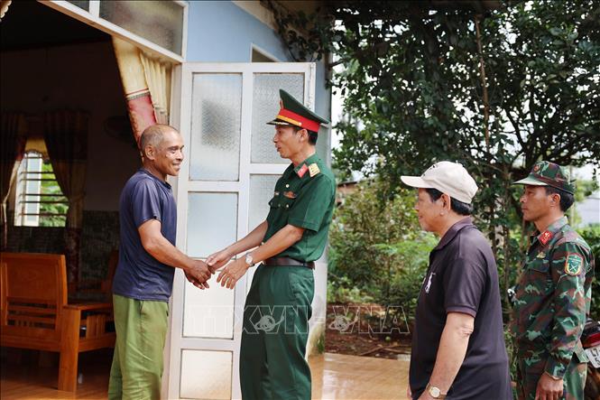 Cán bộ, chiến sĩ Lữ đoàn Đặc công Bộ 198 thăm hỏi người dân buôn kết nghĩa Ea Kmát, xã Hòa Đông, huyện Krông Pắc, tỉnh Đắk Lắk. Ảnh: Hoài Thu – TTXVN