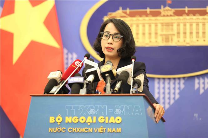 Người phát ngôn Bộ Ngoại giao Phạm Thu Hằng trả lời câu hỏi của các cơ quan báo chí trong nước và quốc tế. Ảnh: An Đăng - TTXVN  